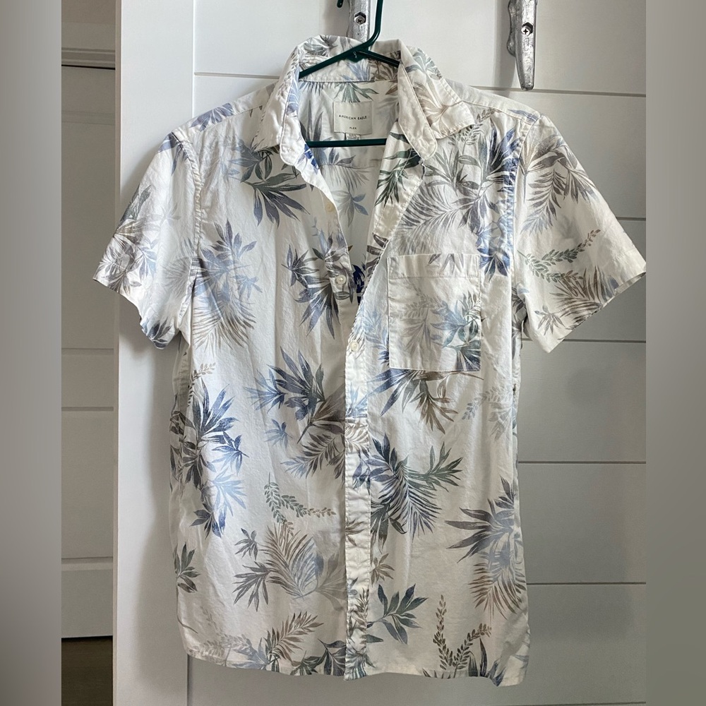 American Eagle Men’s Button Up Short Sleeve Shirt. Size M.